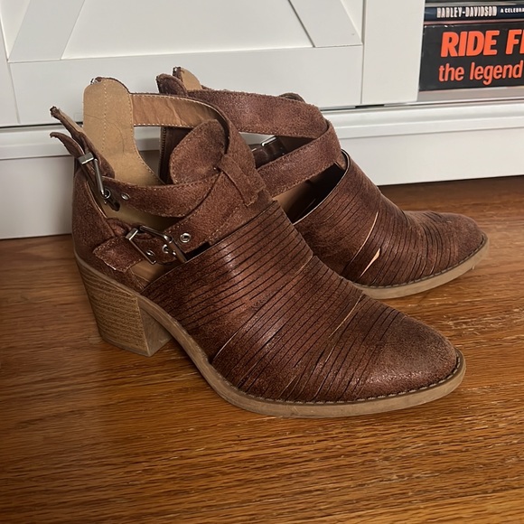 HOLIDAY SALE Brown Booties - Picture 1 of 6